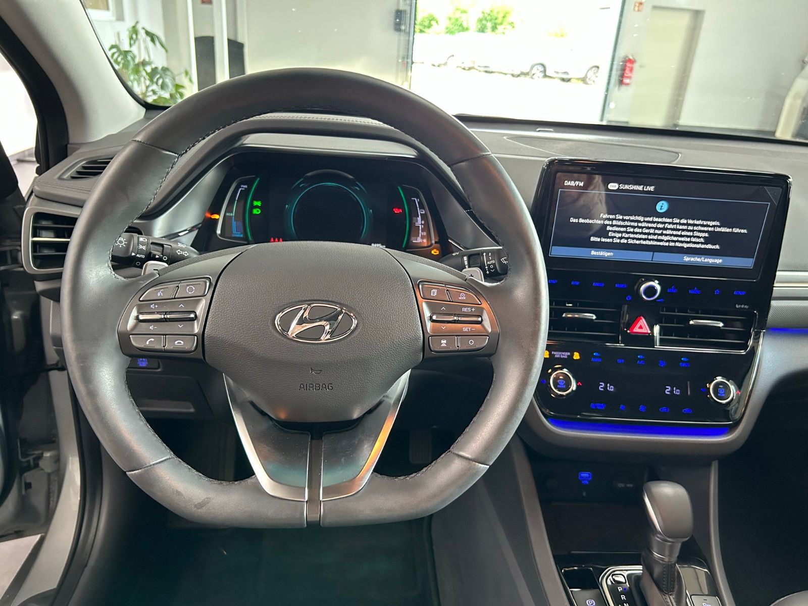 Fahrzeugabbildung Hyundai IONIQ Premium Hybrid SHZ RFK NAVI