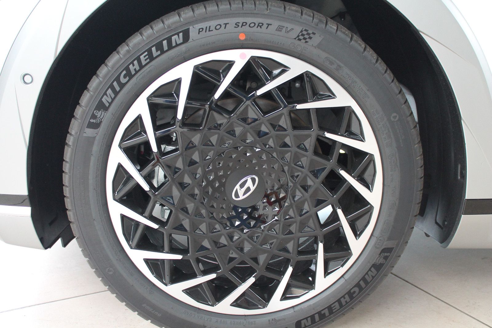 Fahrzeugabbildung Hyundai Ioniq 5 Uniq 77.4kWh Allrad, Sofort Verfügbar !!