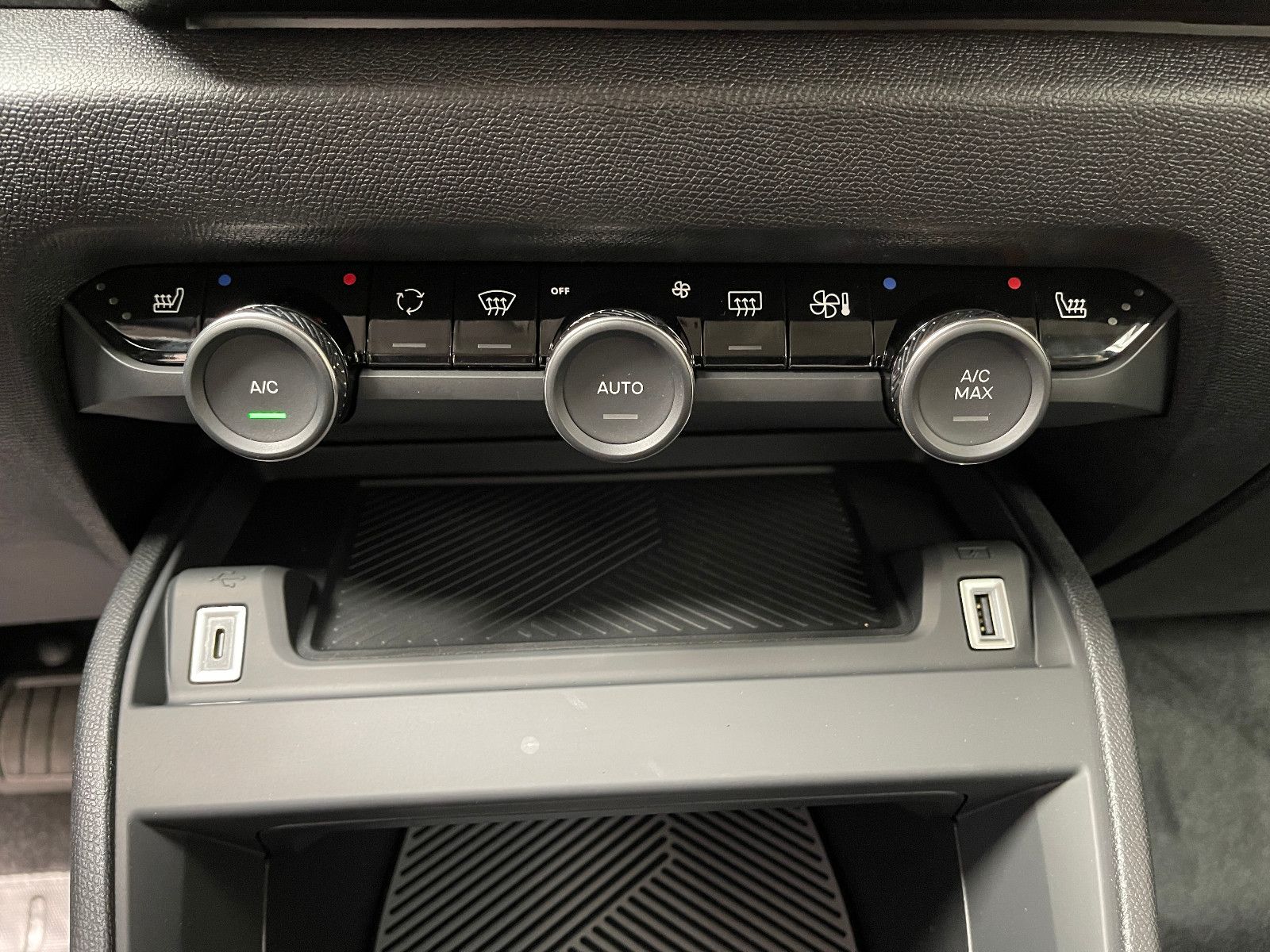 Fahrzeugabbildung Citroën e-C4 Lim. Shine - Kältepaket - Navi - Kamera