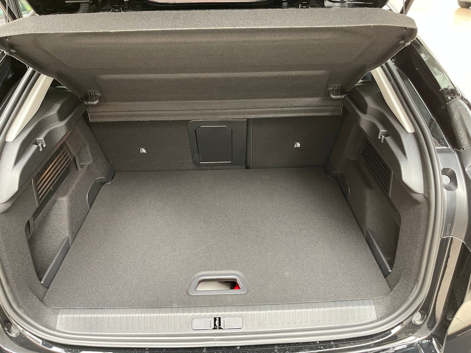 Fahrzeugabbildung Citroën e-C4 Lim. Shine - Kältepaket - Navi - Kamera