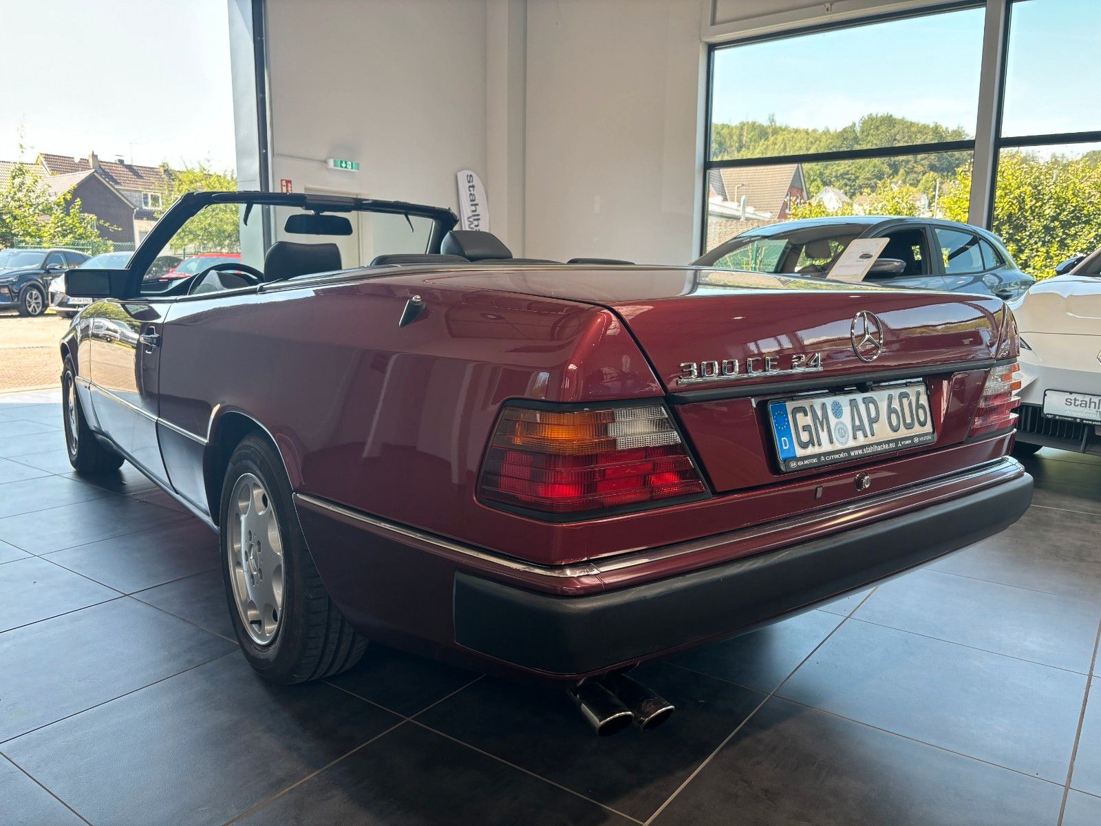 Fahrzeugabbildung Mercedes-Benz 300 CE-24 Cabrio Sports Line *H-Kennzeichen*